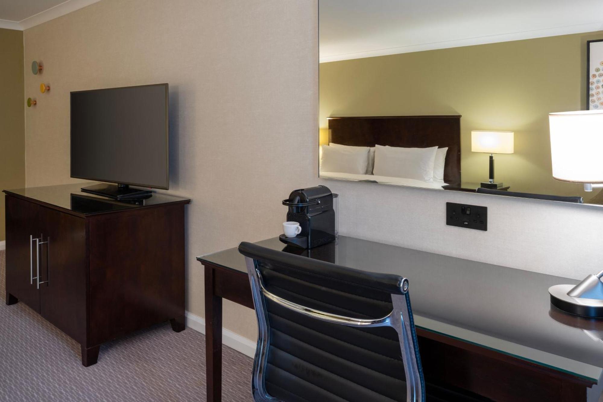 Delta Hotels By Marriott Manchester Airport Hale  Exterior foto